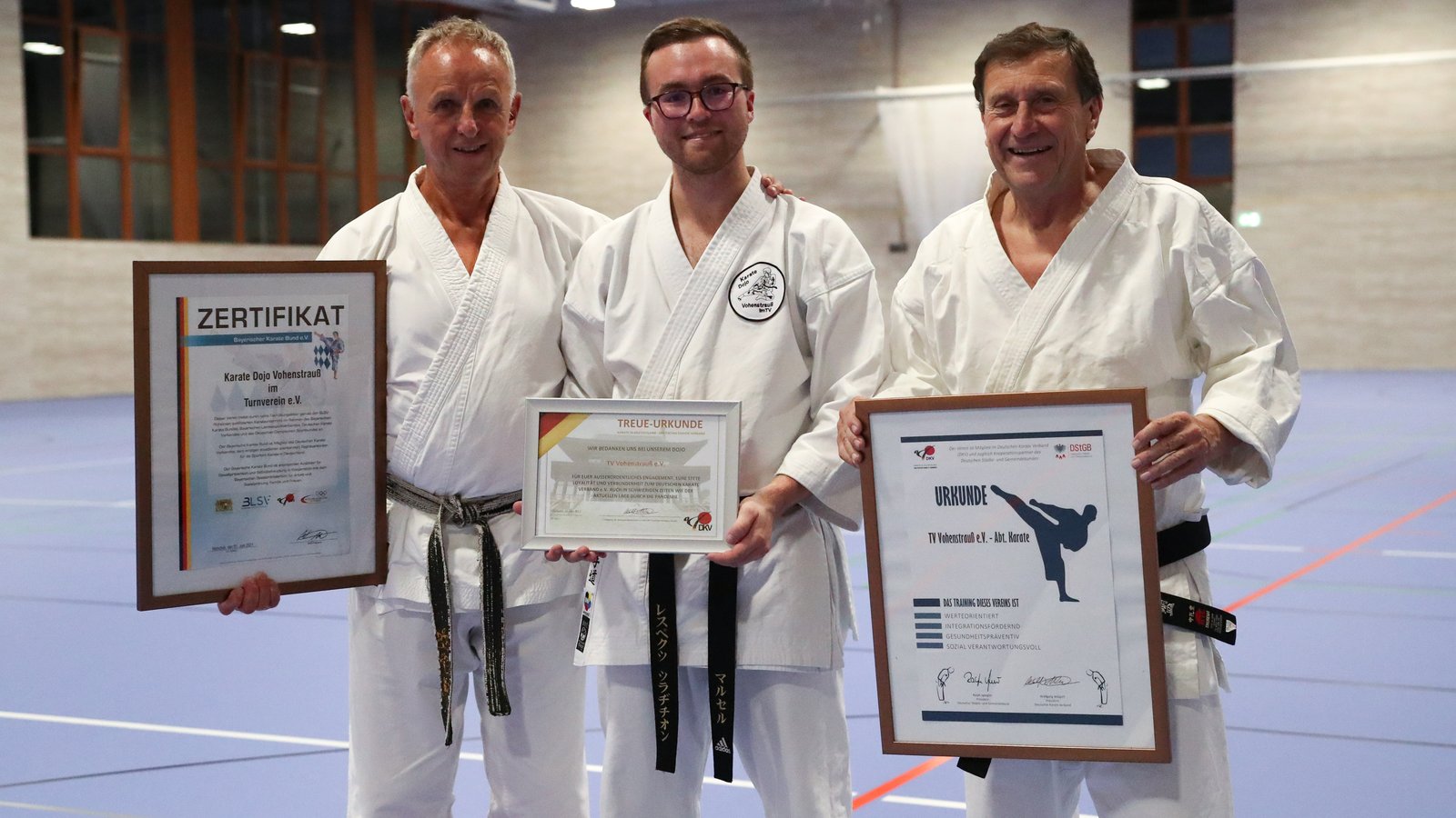 Von links nach rechts: Sensei Helmut Körber (Prüferreferent des BKB und Dojoleiter Bushinkan Bad Abbach), Sensei Marcel Bieber (Dojoleiter Karate Vohenstrauß) und Sensei Wolfgang Weigert (Vizepräsident WKF und EKF, Präsident des BKB)