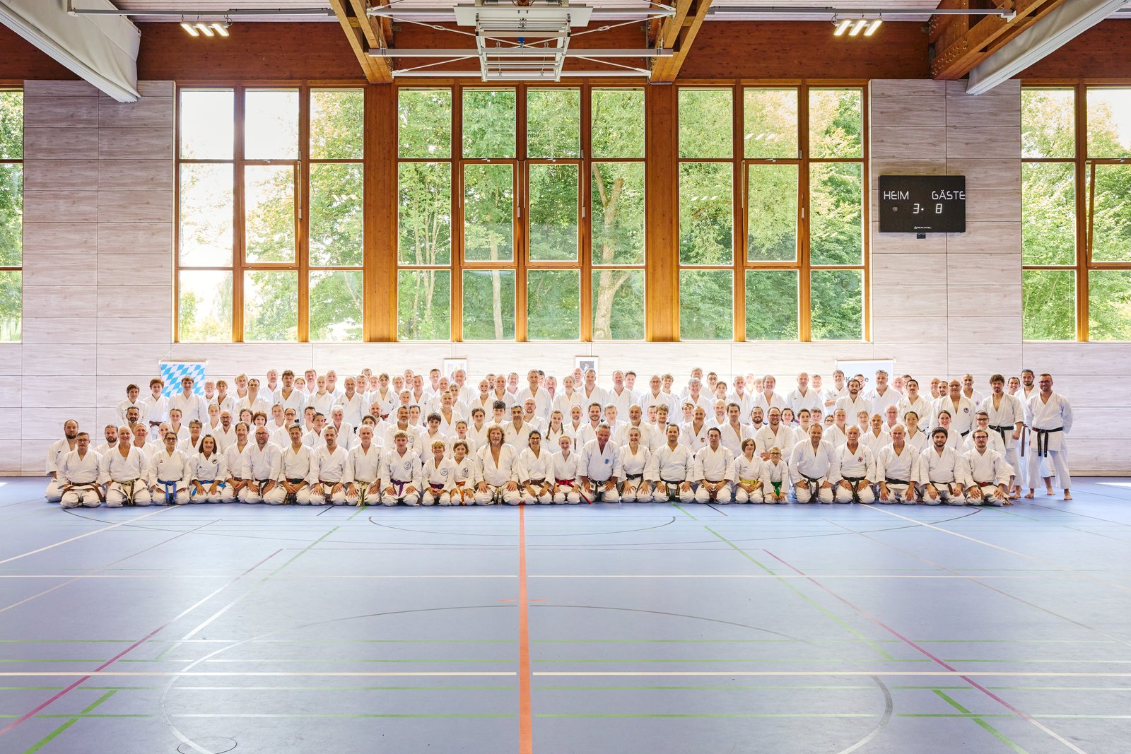 Internationales Karate-Seminar 2025 in Vohenstrauß, Gruppenbild in der Dreifachturnhalle